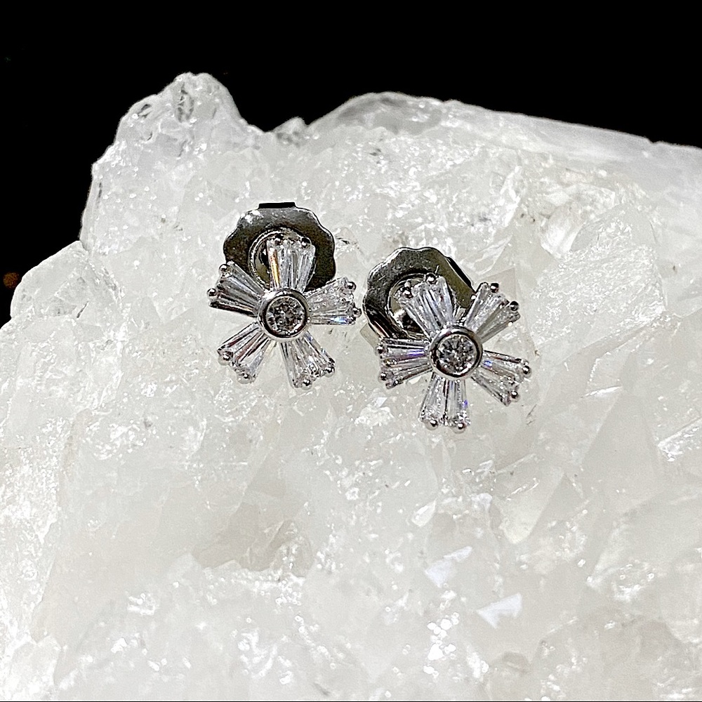 HP!🎉NWT Flower Baguette Earrings by Kenneth Jay Lane